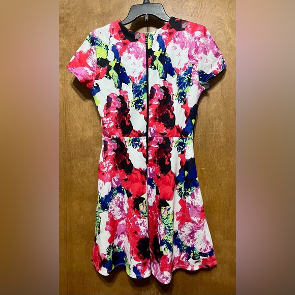 Molly Floral Short Sleeve Mini Dress - Picture 4 of 7